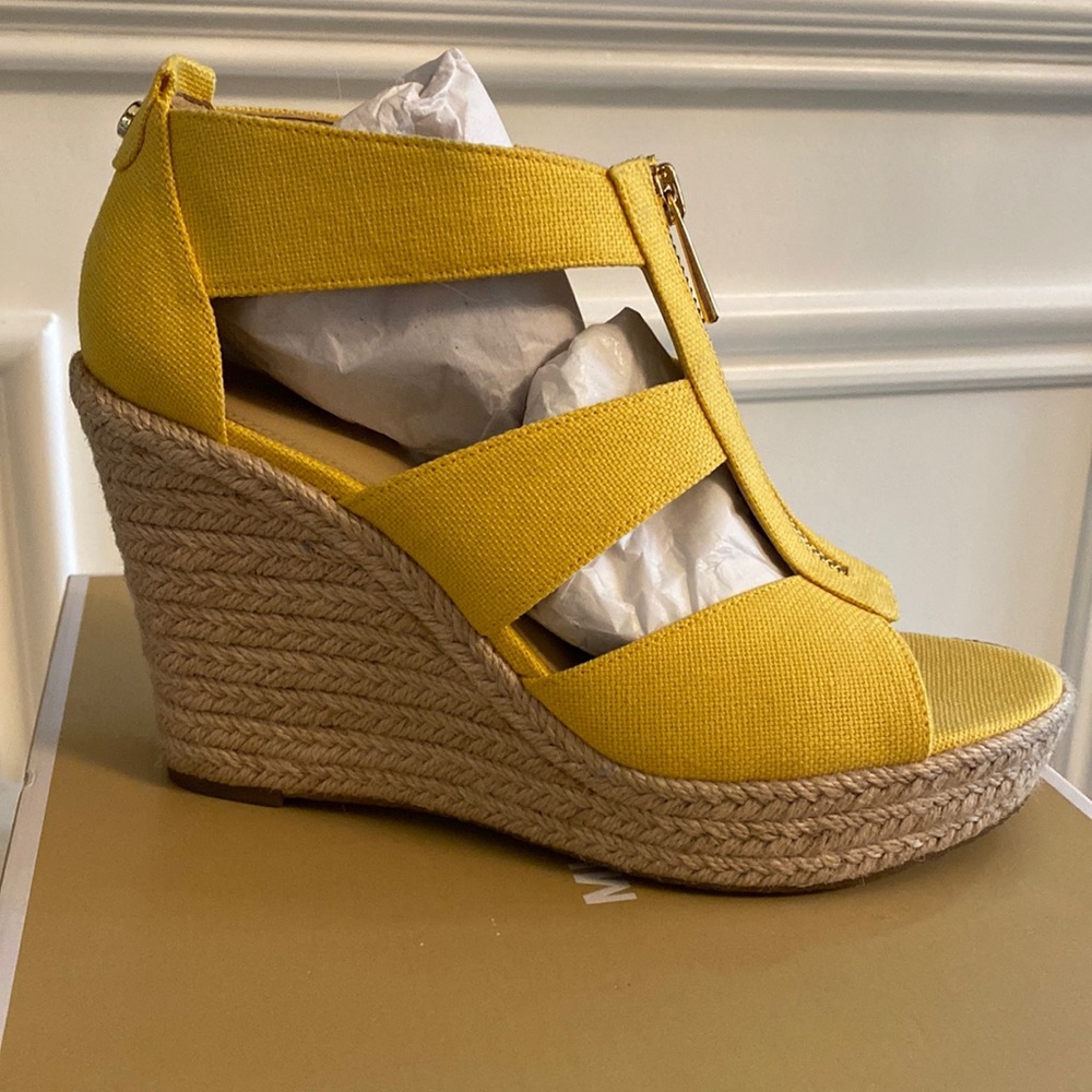 Michael Kors Damita Canvas Wedge in Golden Yellow Pre-Owned Size 6.5